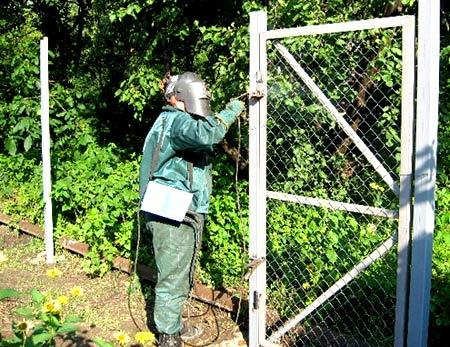 Какие столбы нужны для забора и на какую глубину их закапывать